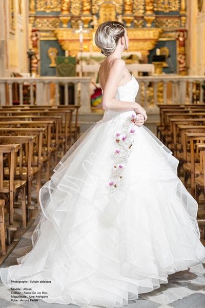 Un shooting photo réussi avec de magnifiques fleurs dans la belle église de Tourrette Levens