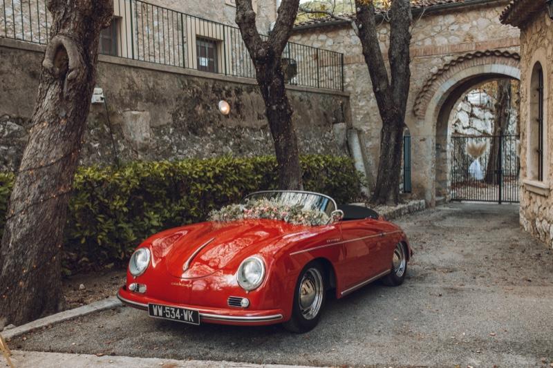 Décoration d'une voiture de mariés