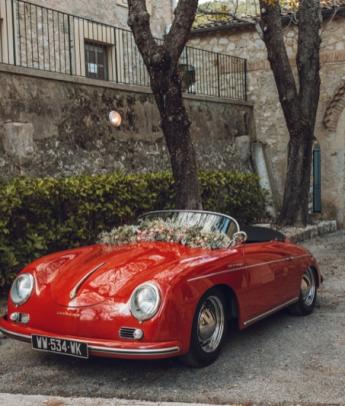 Décoration d'une voiture de mariés