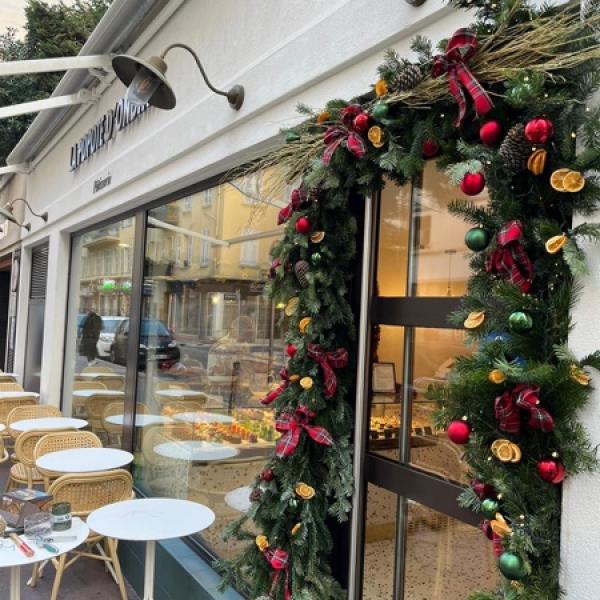 Illuminez Votre Noël avec Fior Fleurs : Des Vitrines Étincelantes et Uniques