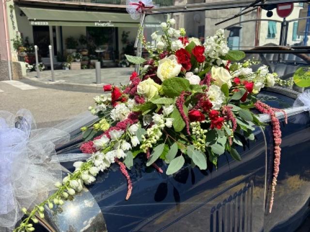 Décoration d'une voiture de mariés