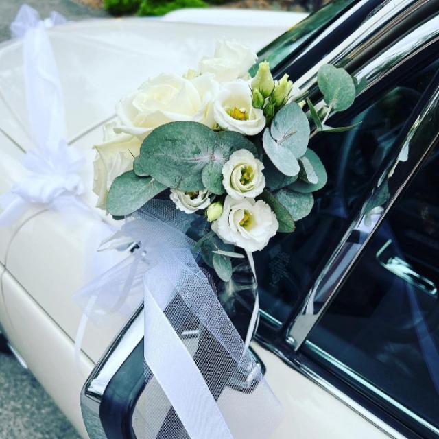 Décoration d'une voiture de mariés