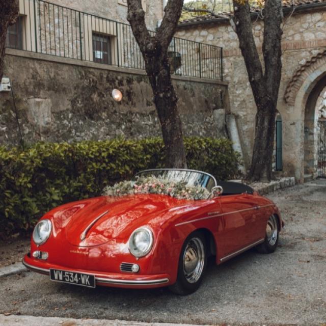 Décoration d'une voiture de mariés