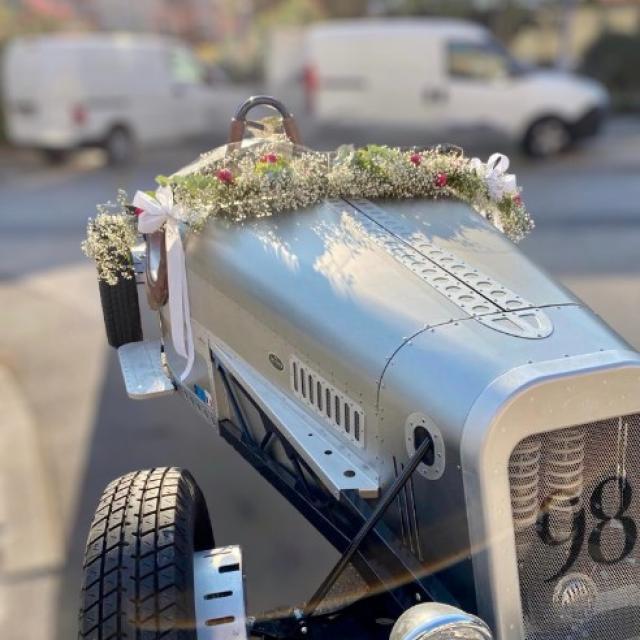 Décoration d'une voiture de mariés